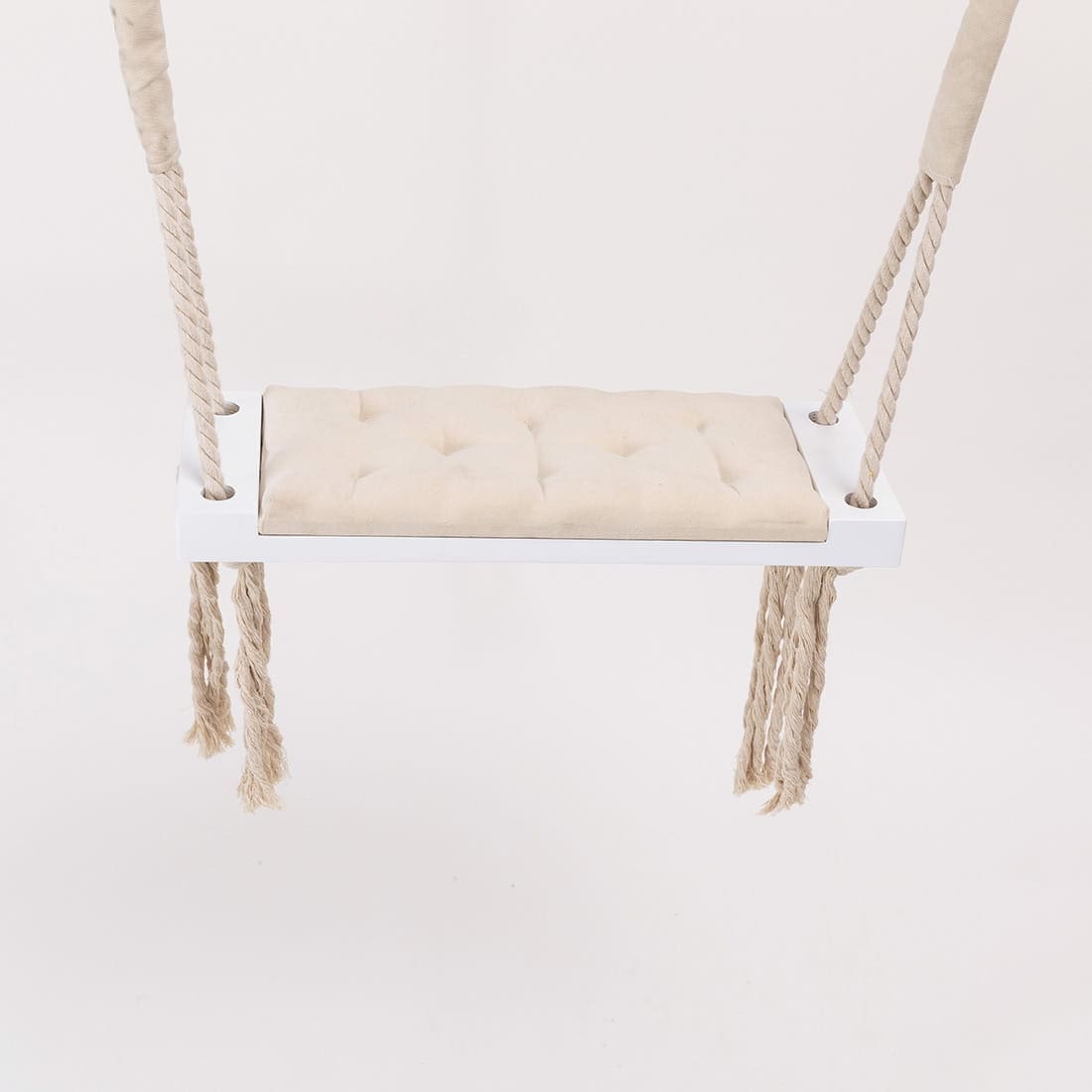 Dziecięca drewniana huśtawka ecru z frędzlami 2