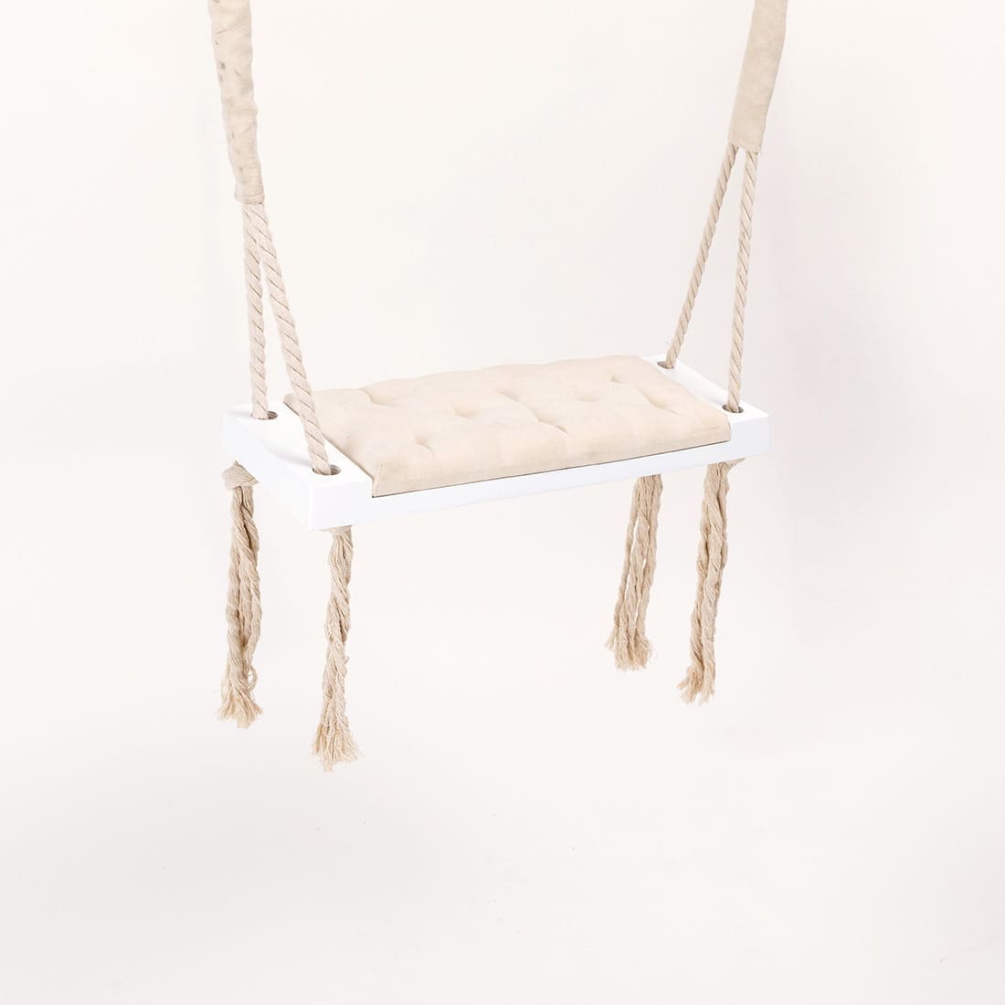 Dziecięca drewniana huśtawka ecru z frędzlami 3