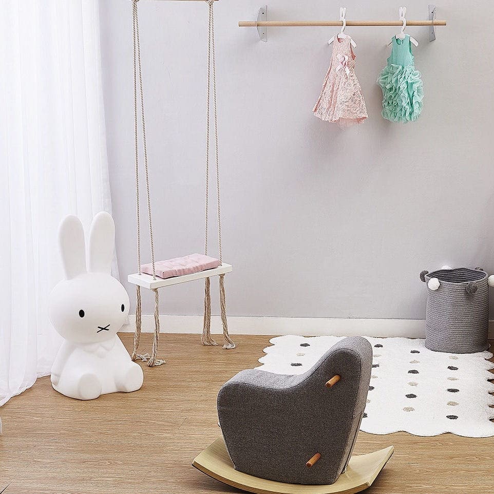 Dziecięca drewniana huśtawka różowa z frędzlami 2